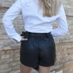BACHATA - Pantalone corto in ecopelle con cinta alla vita