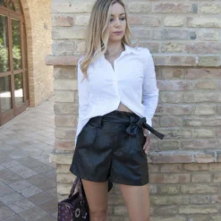 BACHATA - Pantalone corto in ecopelle con cinta alla vita