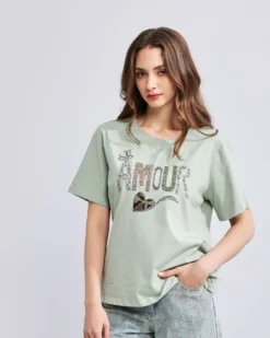 BACHATA - Tshirt manica corta verde salvia con scritta e strass