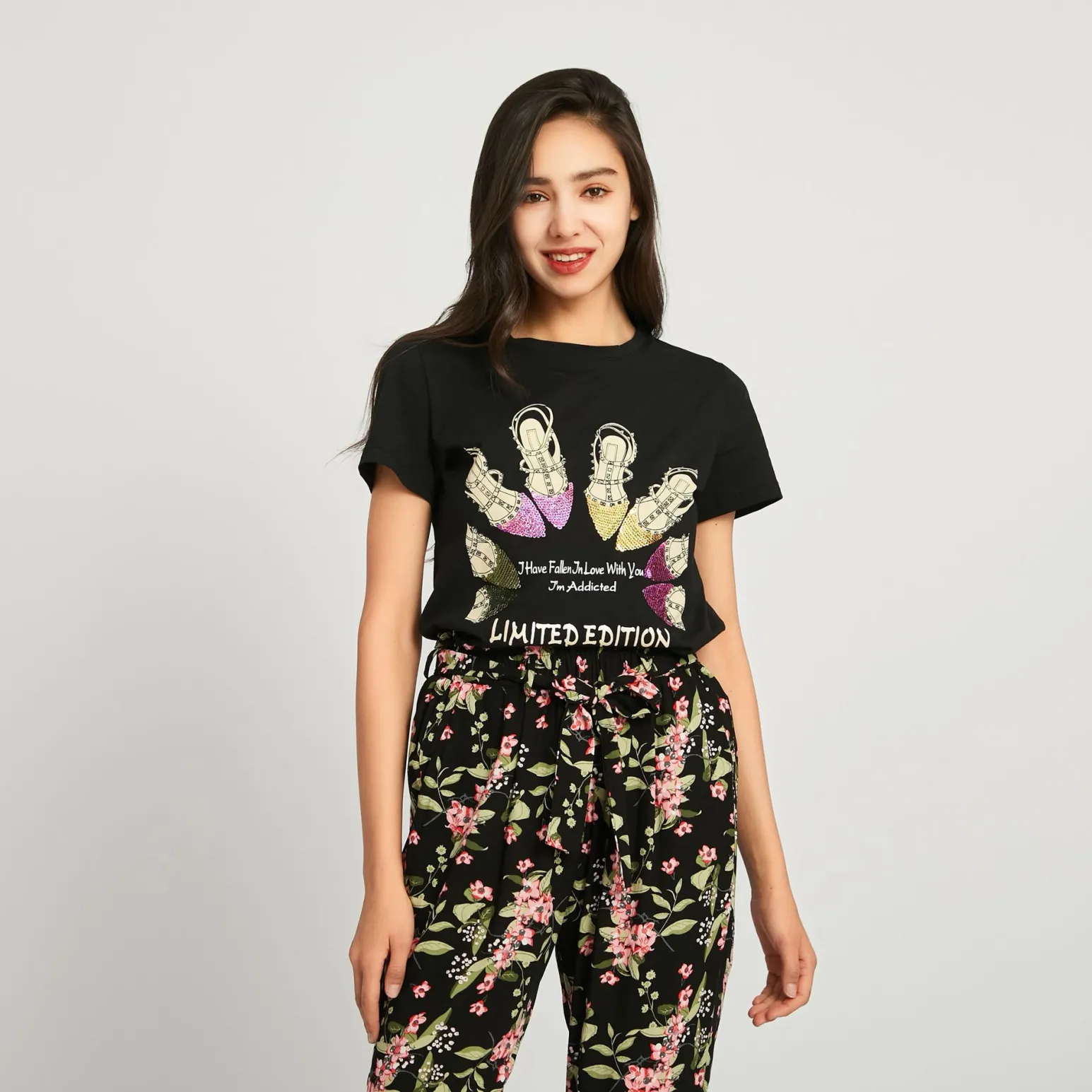 BACHATA - TSHIRT NERA MANICA CORTA CON STAMPA SCARPE BORCHIATE
