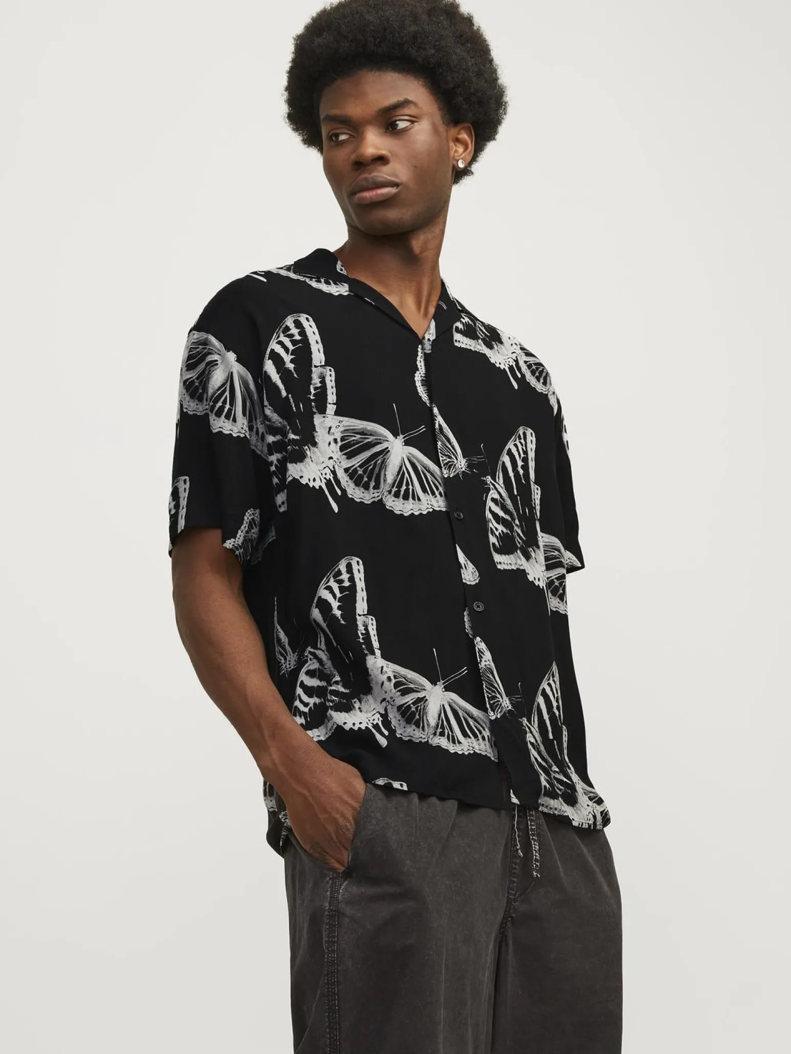 JACK&JONES CAMICIA HAWAIANA NERA DA UOMO STAMPA FARFALLE
