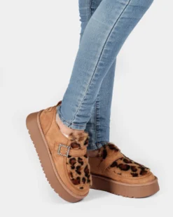 MISS GLOBO - Scarpa camel scamosciata con pelliccia leopardata e cinturino con fibbia
