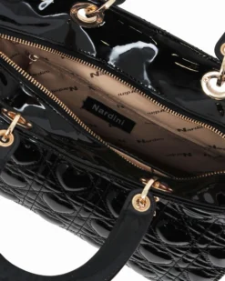 NARDINI - Borsa grande nera due manici effetto vernice trapuntata con cuori e ciondoli, tracolla removibile