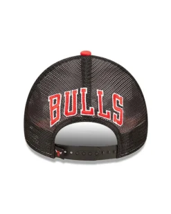 NEW ERA - Cappello bianco e rosso regolabile con pannello posteriore nero in mesh e logo Chicago Bulls