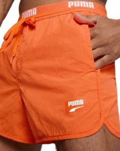 PUMA - Costume da bagno pantaloncino corto arancione con elastico in vita e logo bianco