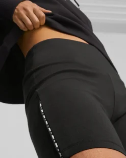 PUMA - Pantaloncini corti da donna neri con logo bianco e stampa logo laterale
