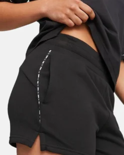 PUMA - Pantaloncini corti da donna neri con logo bianco e stampa logo laterale