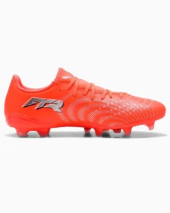 PUMA - SCARPA DA CALCIO FUTURE 9 PLAY FG/AG ROSSA FLUO CON DETTAGLI GRIGI E NERI DA UOMO, 108715-01