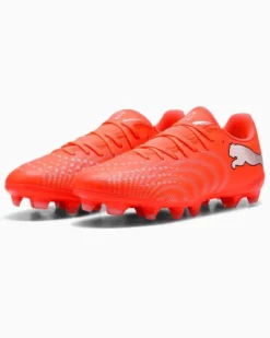 PUMA - SCARPA DA CALCIO FUTURE 9 PLAY FG/AG ROSSA FLUO CON DETTAGLI GRIGI E NERI DA UOMO, 108715-01