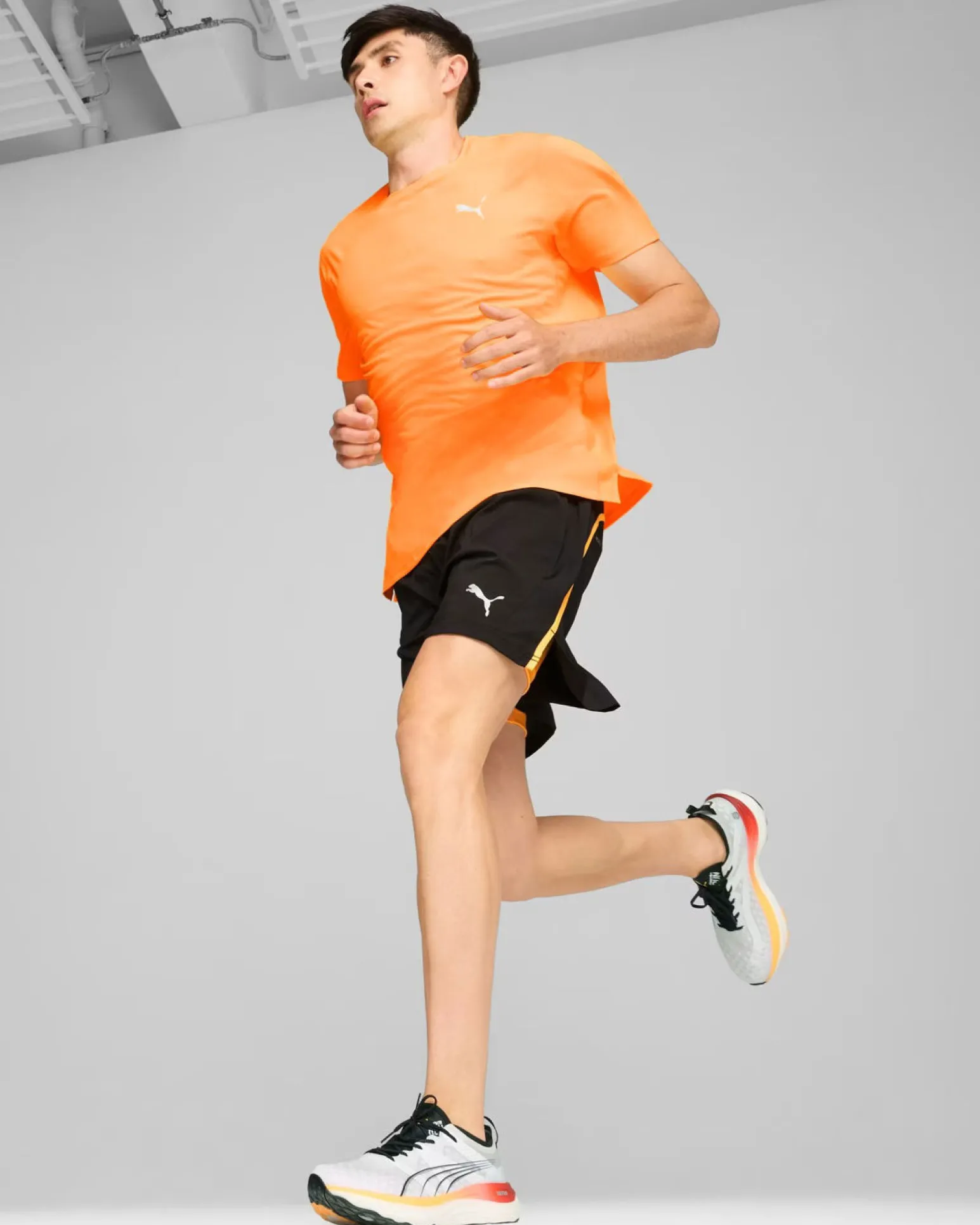 PUMA - T-SHIRT RUN FAVORITE VELOCITY ARANCIONE FLUO DA UOMO, 525058-38