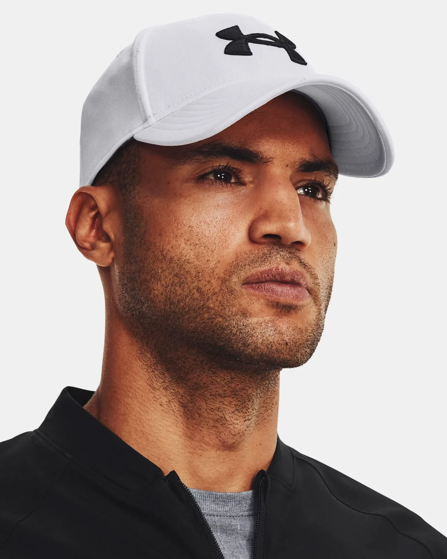 UNDER ARMOUR - Cappello bianco in materiale traspirante con cinturino regolabile e logo nero