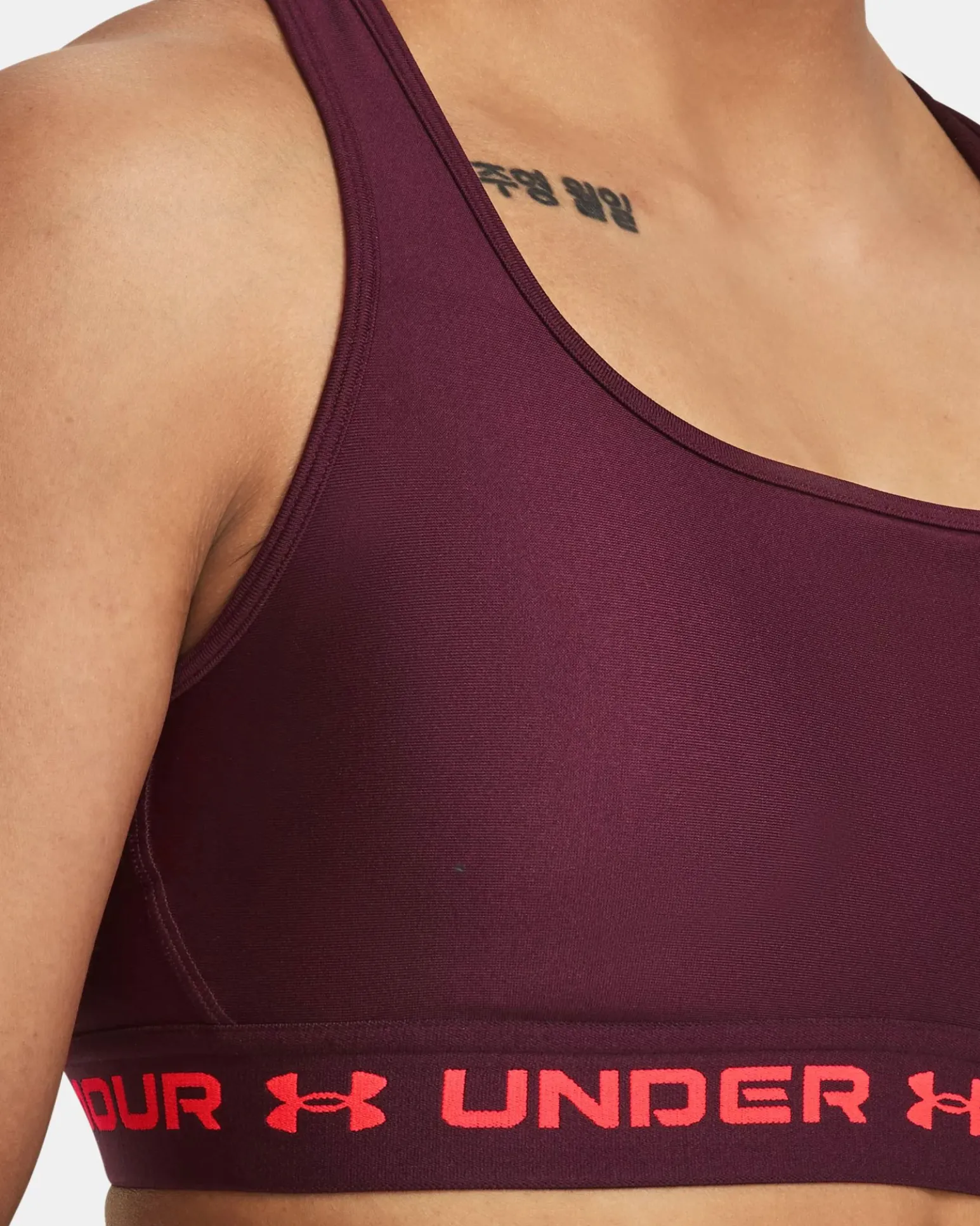 UNDER ARMOUR - Top bordeaux ultra aderente in tessuto traspirante con banda logo rosa