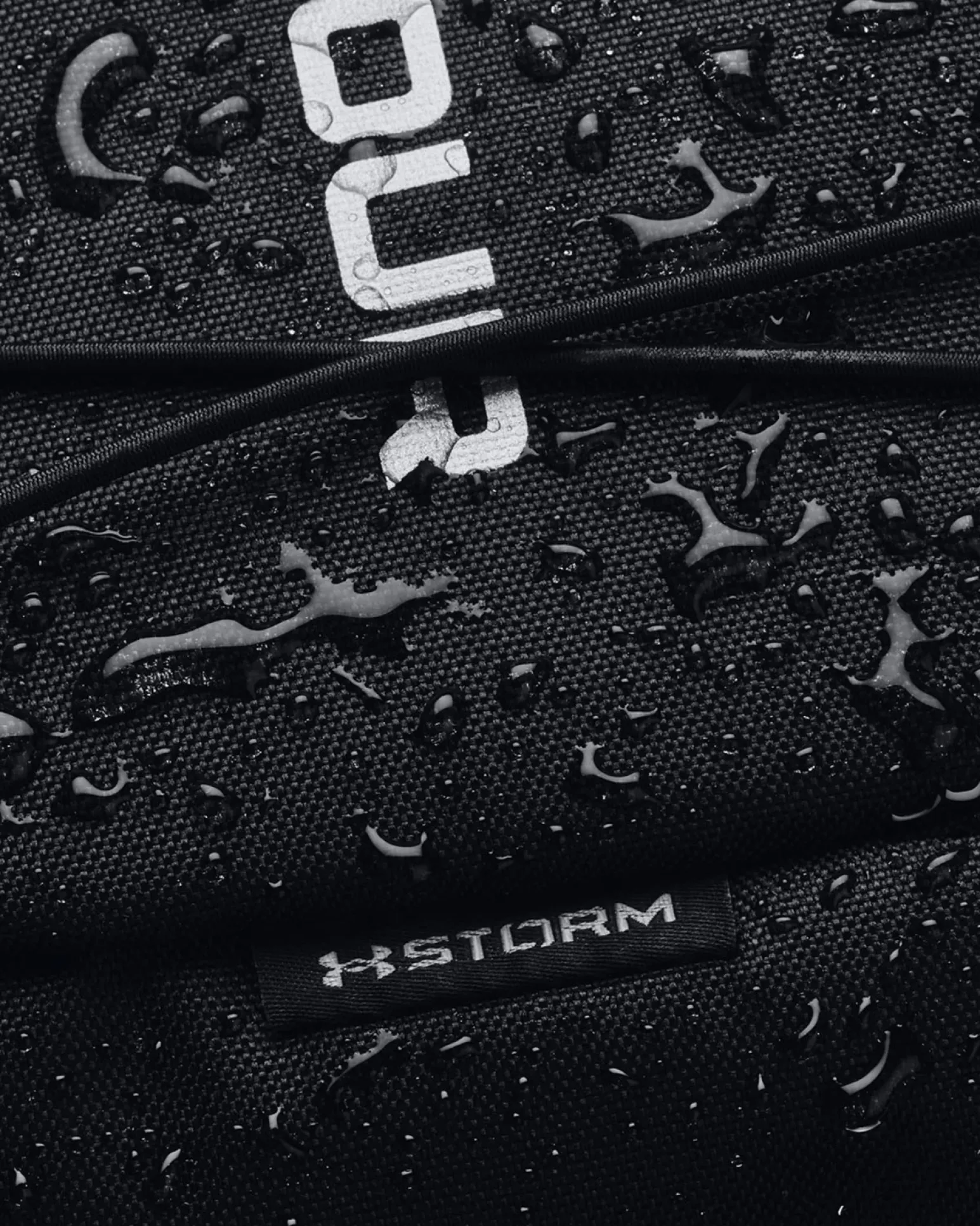 UNDER ARMOUR - Zaino nero idrorepellente con scomparto per laptop
