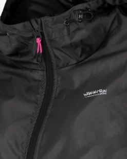 WAIKIKI RUN - K-WAY CON CAPPUCCIO DONNA NERO CON DETTAGLI FUXIA - LESINA